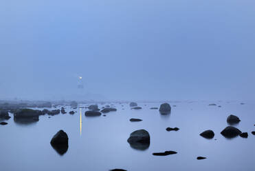 Leuchtturm Lange Jan bei Nebel in Oland, Schweden - FOLF10495