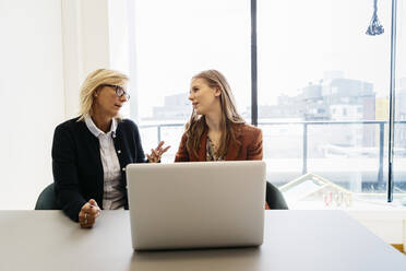 Businesswomen with laptop - FOLF10501