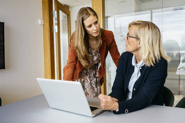 Geschäftsfrauen mit Laptop - FOLF10504