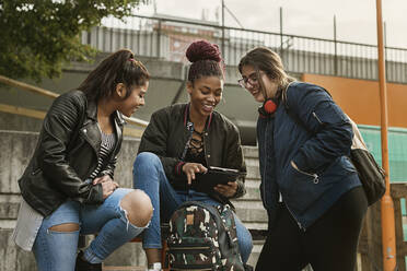 Teenage girls using tablet PC - FOLF10551