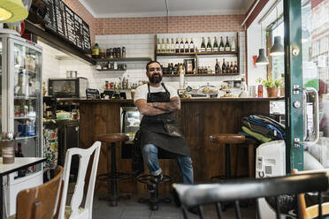 Mittlerer erwachsener Mann arbeitet in einem Café - FOLF10614