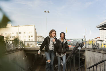 Teenage girls walking - FOLF10673