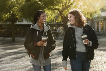 Smiling teenage girls with coffee cups - FOLF10683