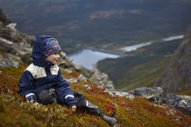 Boy sitting on mountain - FOLF10707