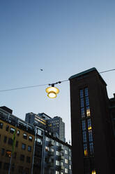 Ein Licht, das über einer Straße in Sodermalm, Stockholm, hängt - FOLF10733
