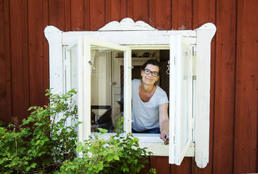 Reife Frau schaut aus dem Fenster - FOLF10739