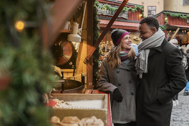 Ehepaar kauft auf dem Weihnachtsmarkt ein - FOLF10767