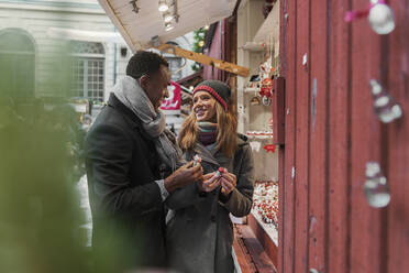 Ehepaar kauft auf dem Weihnachtsmarkt ein - FOLF10769