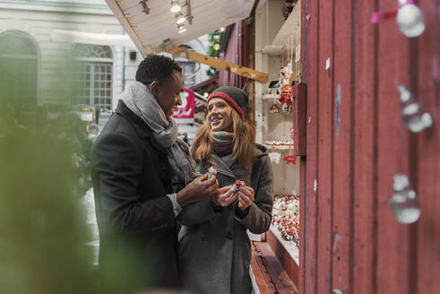 Couple shopping at Christmas Fair - FOLF10769