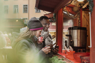 Ehepaar kauft auf dem Weihnachtsmarkt ein - FOLF10773