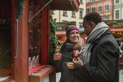 Couple shopping at Christmas Fair - FOLF10774