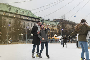 Couple taking selfie while ice skating - FOLF10787