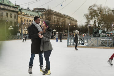 Couple ice skating - FOLF10788