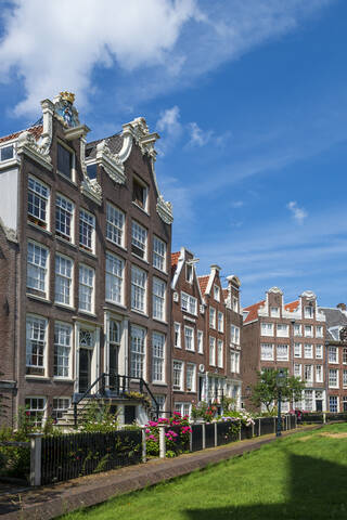 Wohngebäude gegen blauen Himmel in der Stadt, Nordholland, Niederlande, lizenzfreies Stockfoto