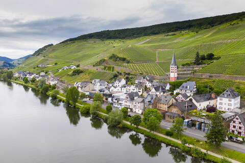 Luftaufnahme der Stadt Zell an der Mosel gegen den Himmel, Deutschland, lizenzfreies Stockfoto