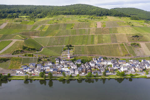 Drohnenaufnahme der Stadt Zell an der Mosel gegen den Himmel, Deutschland, lizenzfreies Stockfoto