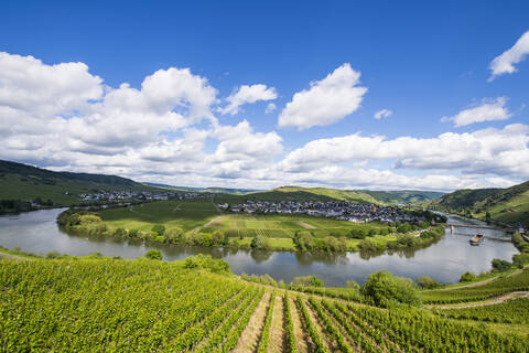 Luftaufnahme der Moselschleife gegen bewölkten Himmel, Trittenheim, Deutschland, lizenzfreies Stockfoto