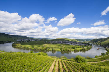 Luftaufnahme der Moselschleife gegen bewölkten Himmel, Trittenheim, Deutschland - RUNF02924