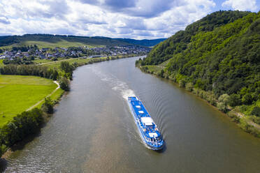 Drohnenaufnahme eines Passagierschiffs auf der Mosel vor bewölktem Himmel, Deutschland - RUNF02933