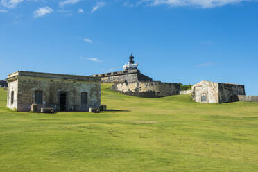 Fort San Felipe Del Morro on grassy land against blue sky, San Juan, Caribbean - RUNF02935