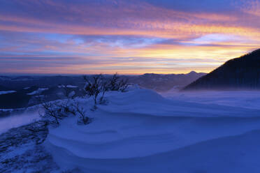 Landschaftlicher Blick auf schneebedeckte Berge gegen bewölkten Himmel bei Sonnenaufgang, Umbrien, Italien - LOMF00902