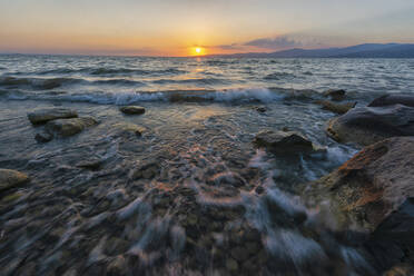 Blick auf den Trasimeno-See gegen den Himmel bei Sonnenuntergang, Isola Maggiore, Italien - LOMF00906