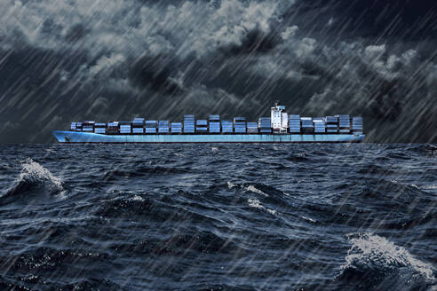 Containerschiff auf See gegen bewölkten Himmel bei Regen - KBF00612