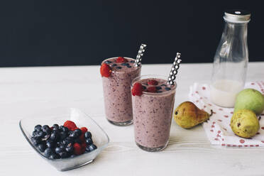 Waldbeeren-Smoothies im Glas - MOMF00761