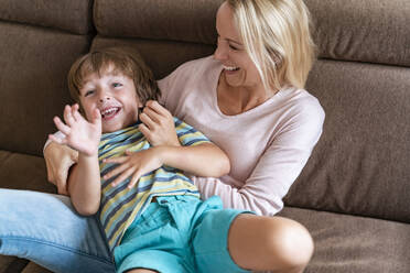 Verspielte Mutter und Sohn auf der Couch zu Hause - DIGF08216