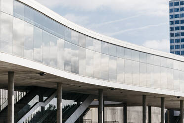 Reflexionen von Wolken auf der Glasfassade eines modernen Gebäudes, Barcelona, Spanien - JRFF03685