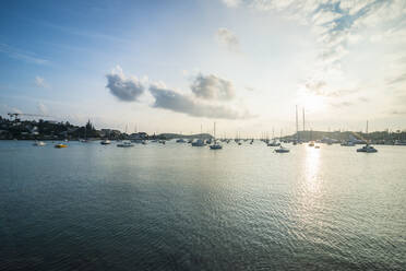 Boote auf Magenta Hafen gegen den Himmel bei Sonnenuntergang, Noumea, Neukaledonien - RUNF02961