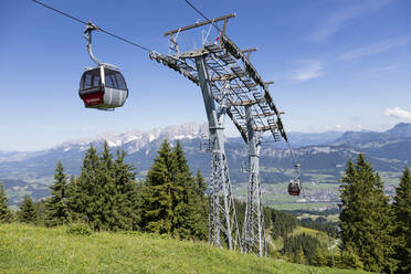 Luftseilbahn der Harschbichlbahn gegen den Himmel, Kitzbühel, Tirol, Österreich - WIF04026