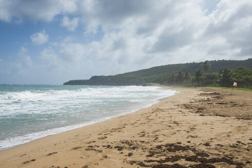 Blick auf den Bathway Beach bei bewölktem Himmel auf Grenada, Karibik - RUNF02968