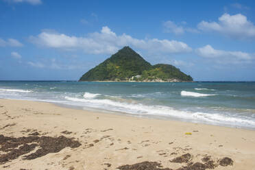 Panoramablick auf den Strand von Levera und die Insel Sugar Loaf auf Grenada, Karibik - RUNF02969