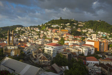 Luftaufnahme von Gebäuden in St. George's Stadt gegen bewölkten Himmel, Grenada, Karibik - RUNF02980