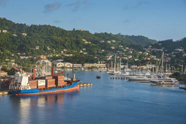 Boote im Hafen von St. George's vor blauem Himmel, Grenada, Karibik - RUNF02981