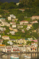 Blick von oben auf die Stadt St. George's am Meer, Grenada, Karibik - RUNF02983