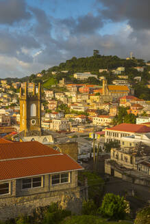 Luftaufnahme von Gebäuden in St. George's Stadt gegen bewölkten Himmel bei Sonnenuntergang, Grenada, Karibik - RUNF02985