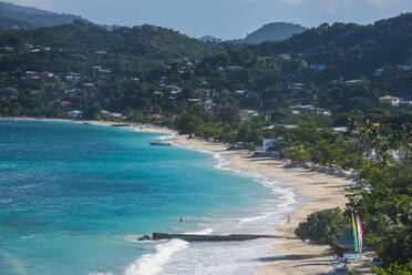 Luftaufnahme des Grand Anse Strandes gegen den Berg auf Grenada, Karibik - RUNF02987