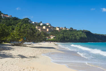 Blick auf den Strand Grand Anse gegen den blauen Himmel an einem sonnigen Tag, Grenada, Karibik - RUNF02990