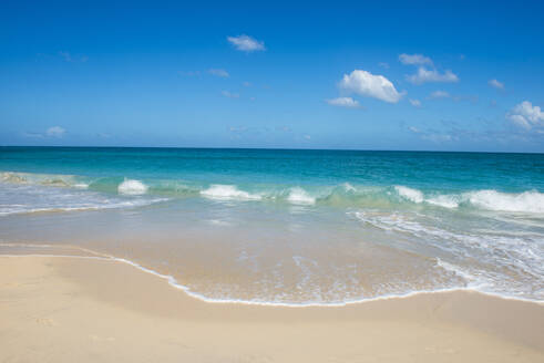 Blick auf eine Meereslandschaft gegen den blauen Himmel an einem sonnigen Tag, Grenada, Karibik - RUNF02991