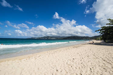 Blick auf den Strand Grand Anse gegen den blauen Himmel an einem sonnigen Tag, Grenada, Karibik - RUNF02993