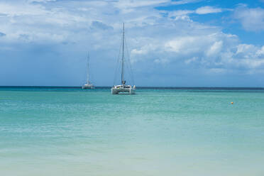 Boote auf dem Meer vor bewölktem Himmel an einem sonnigen Tag, Grenada, Karibik - RUNF02994