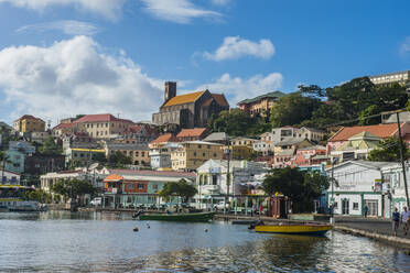Hafen von St. Georges gegen den Himmel, Hauptstadt von Grenada, Karibik - RUNF02999