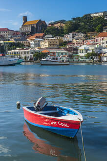 Motorboot im Hafen von St. Georges, der Hauptstadt von Grenada, Karibik - RUNF03003