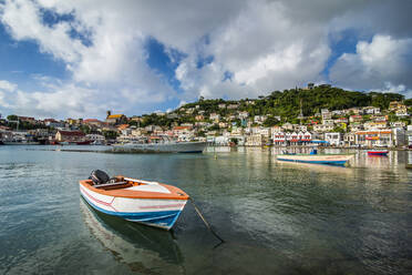 Motorboot im Hafen von St. Georges, Hauptstadt von Grenada, Karibik - RUNF03004