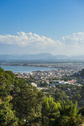 Hohe Winkel Ansicht von Cap Haitien Stadt gegen blauen Himmel, Haiti, Karibik - RUNF03005