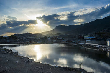 Sonne, die bei Sonnenuntergang durch die Wolken über Cap Haitien scheint, Haiti, Karibik - RUNF03007