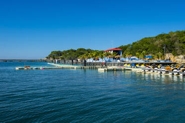 Im Hafen von Labadee, Haiti, Karibik, vertäute Boote - RUNF03010