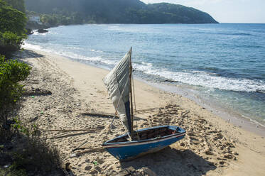 Boot am Ufer am Strand, Labadee, Cap Haitien, Haiti, Karibik - RUNF03011
